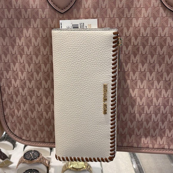 Michael Kors Jet Set Travel Large Pebble Leather Quarter-Zip Wallet
NWT - Picture 3 of 16